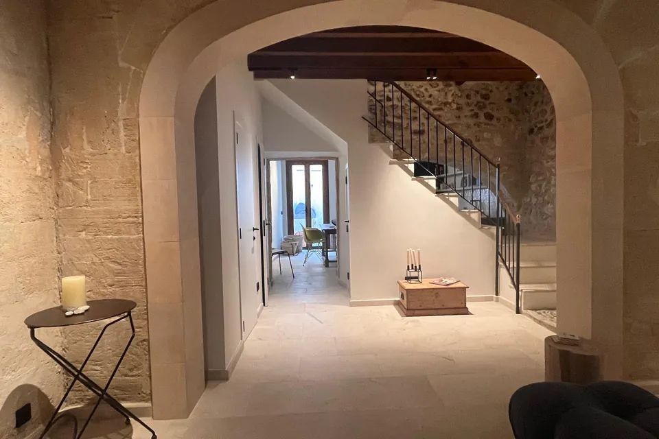 Arco de piedra y escalera — Casa Stefan