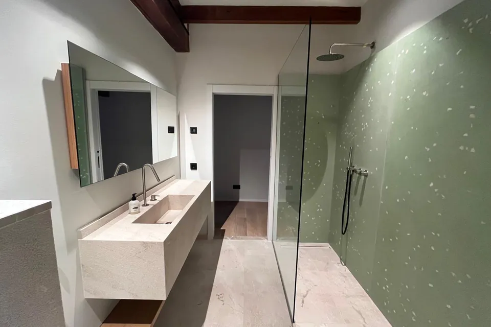 Baño con ducha de microcemento verde — Casa Stefan