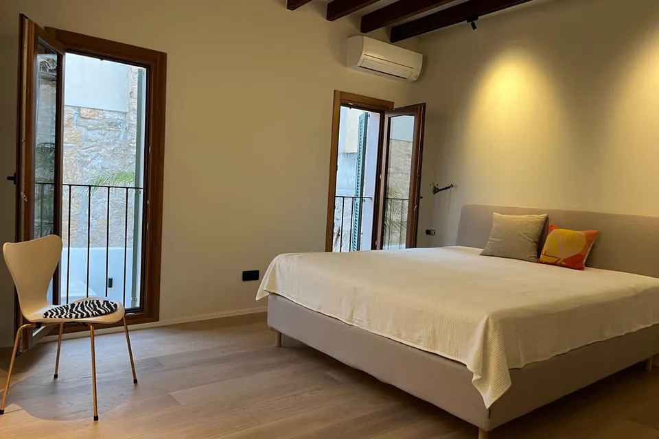 Dormitorio con vigas de madera — Casa Stefan