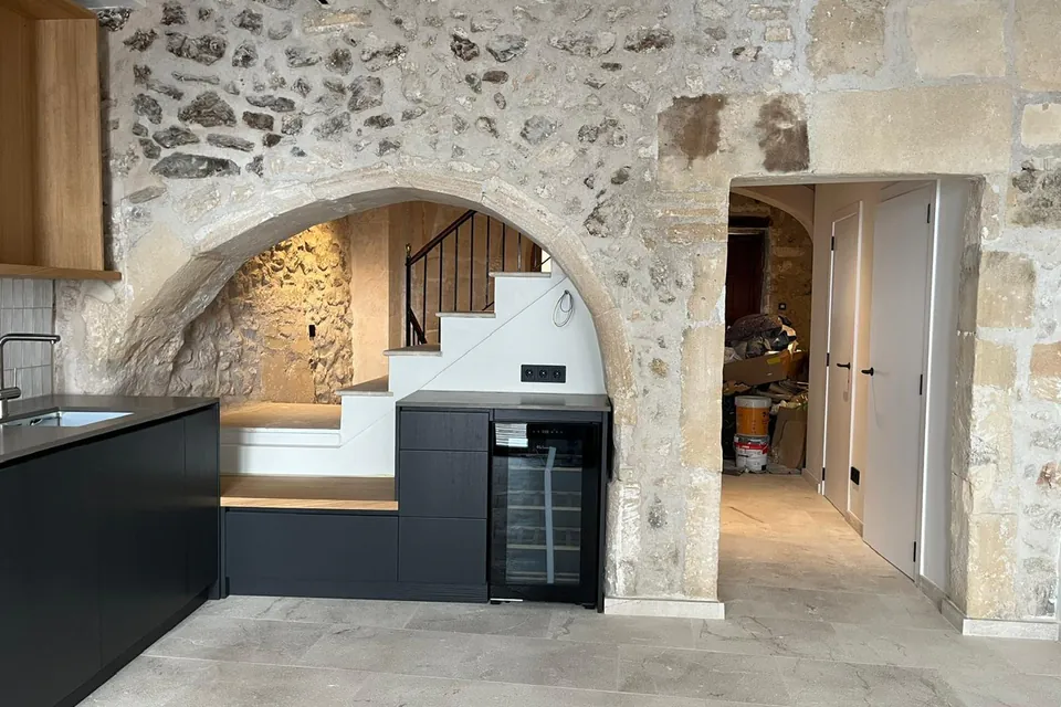 Cocina bajo arco de piedra — Casa Stefan