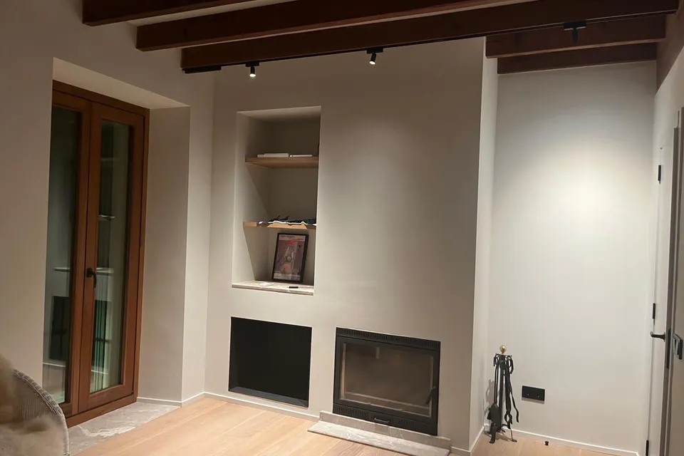 Salón con chimenea y vigas de madera — Casa Stefan
