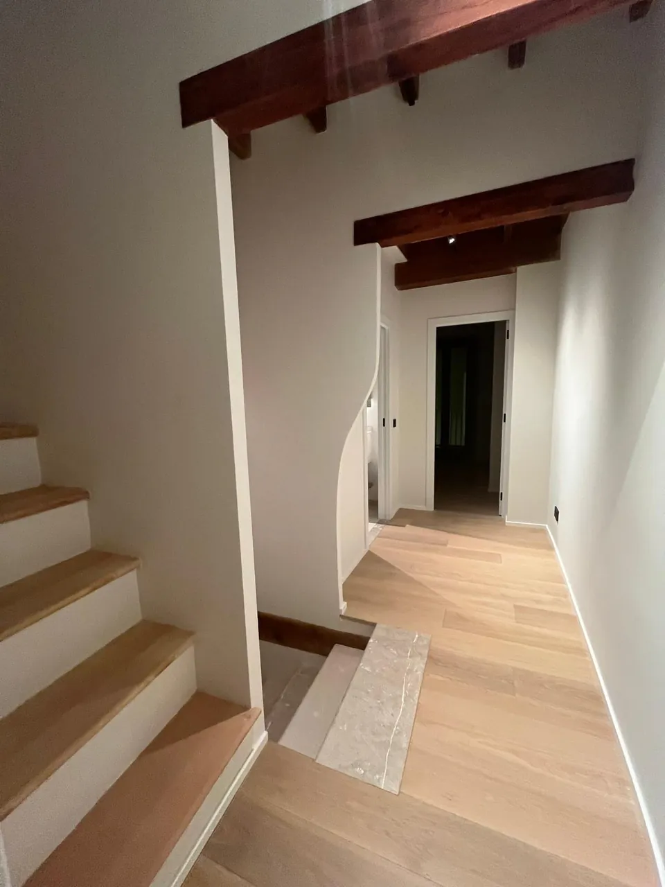 Escalera y pasillo con vigas — Casa Stefan