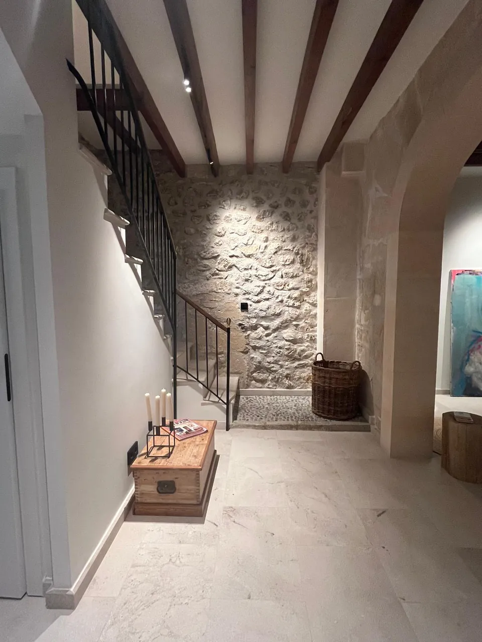 Escalera junto a pared de piedra — Casa Stefan