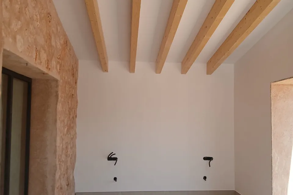 Vivienda con vigas de madera — Selva