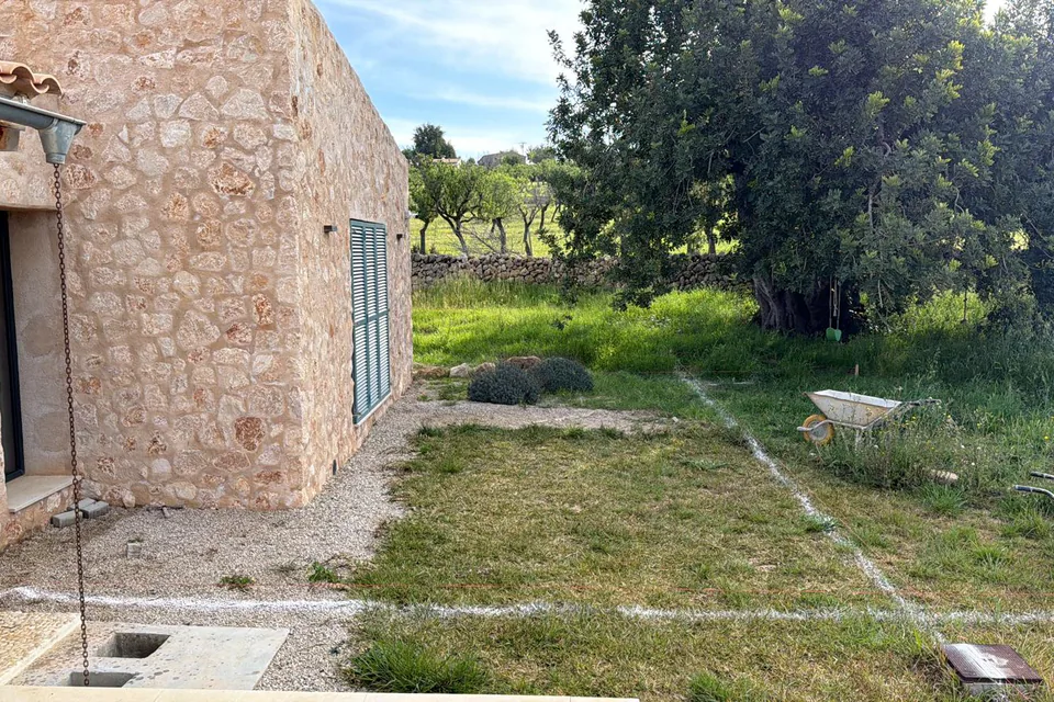 Fachada de piedra con jardín — Selva
