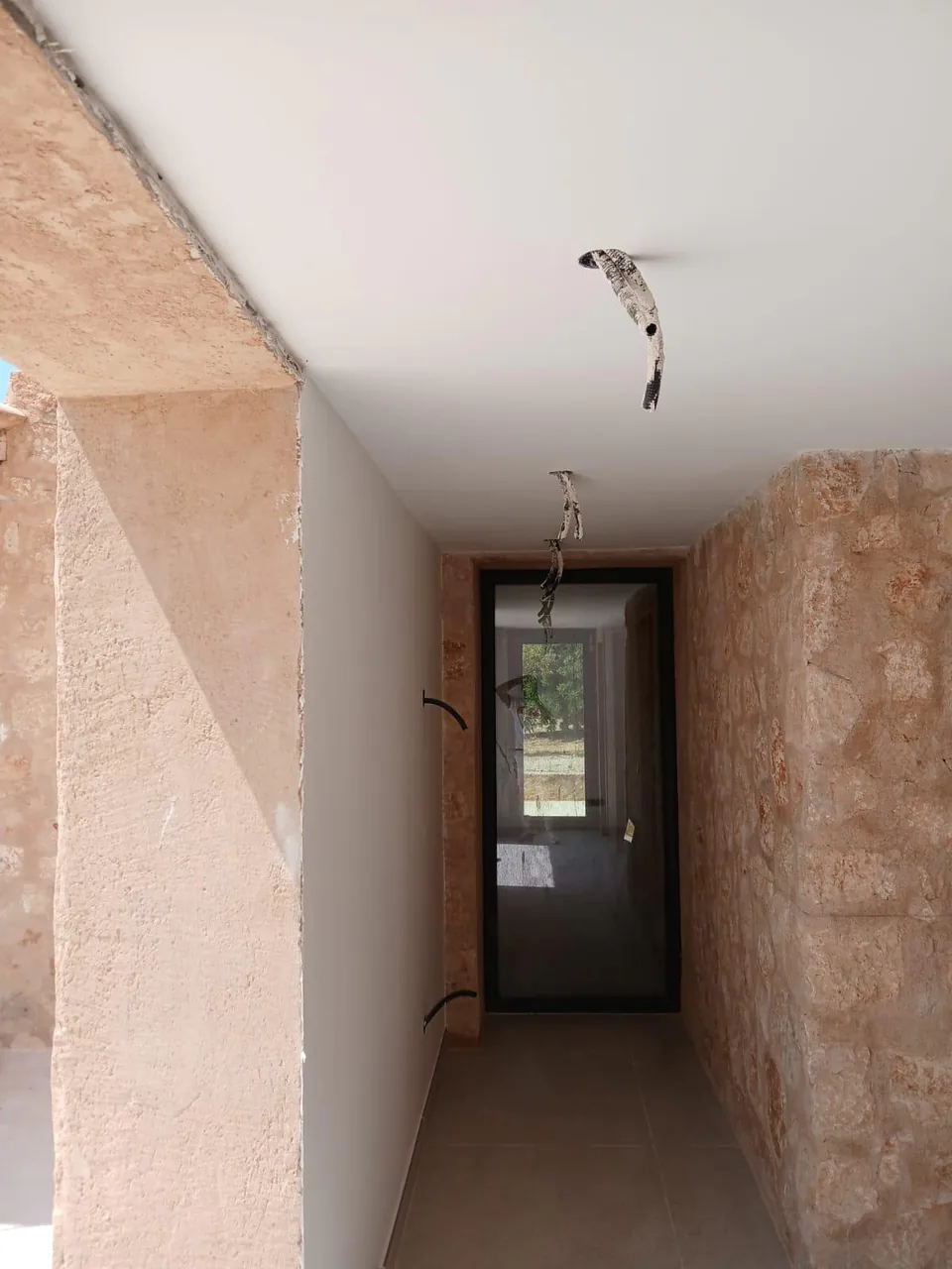 Pasillo interior en obra — Selva