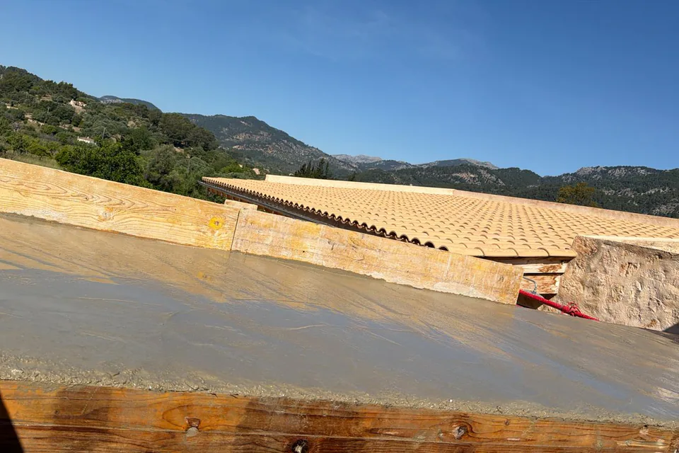 Colocación de tejas de barro — Selva