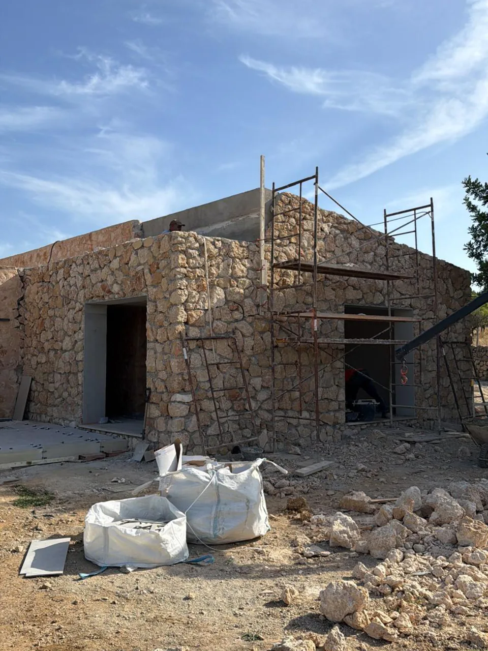 Fachada de piedra con andamio — Selva