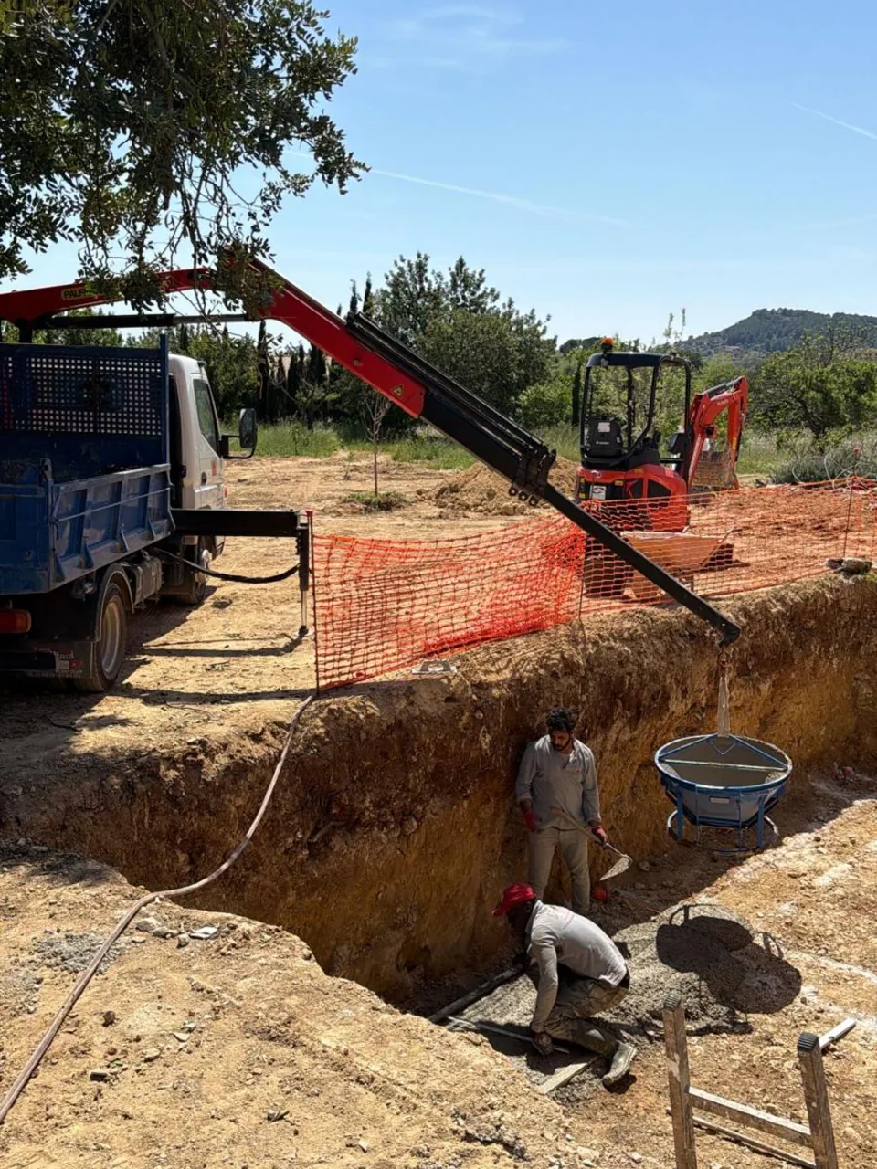 Maquinaria excavando la zanja — Selva