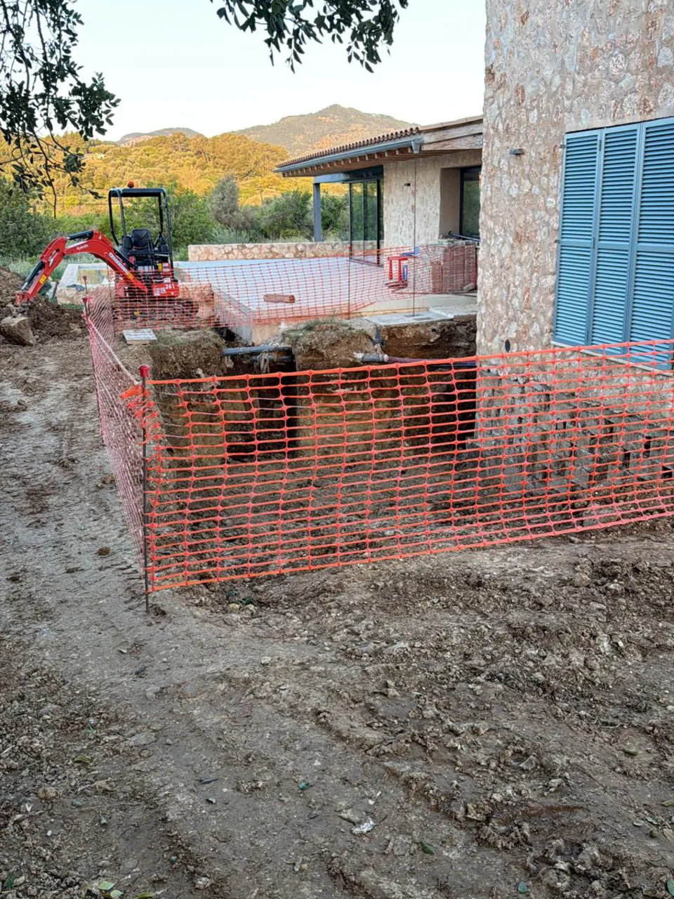 Vallado de seguridad junto a la zanja — Selva