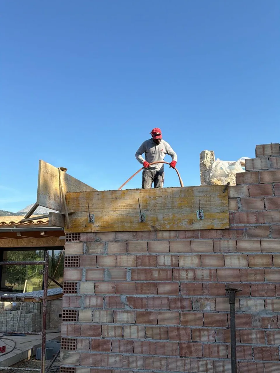 Colocación de bloques en el muro — Selva