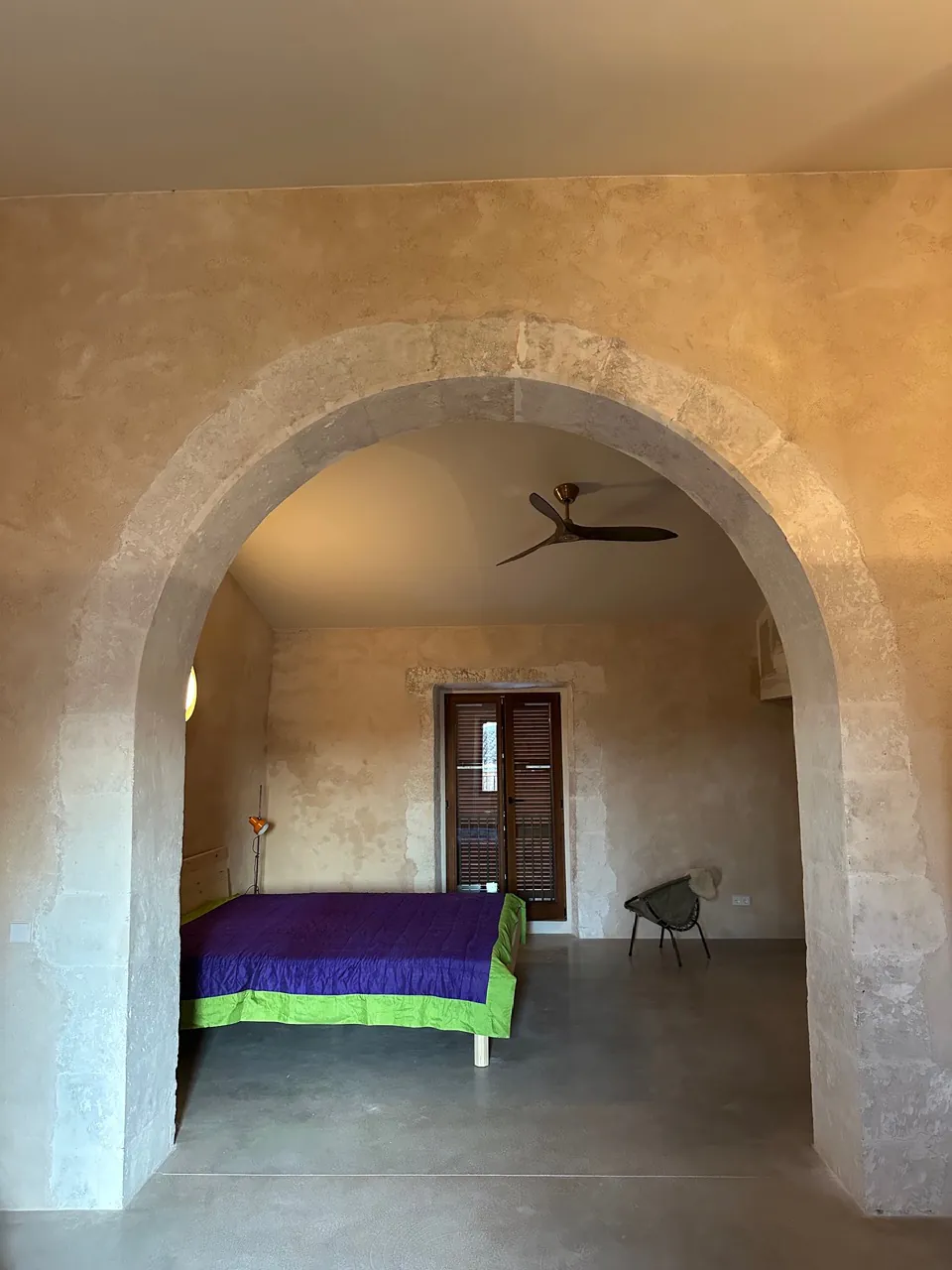 Dormitorio bajo arco de piedra — Casa Son Ramis
