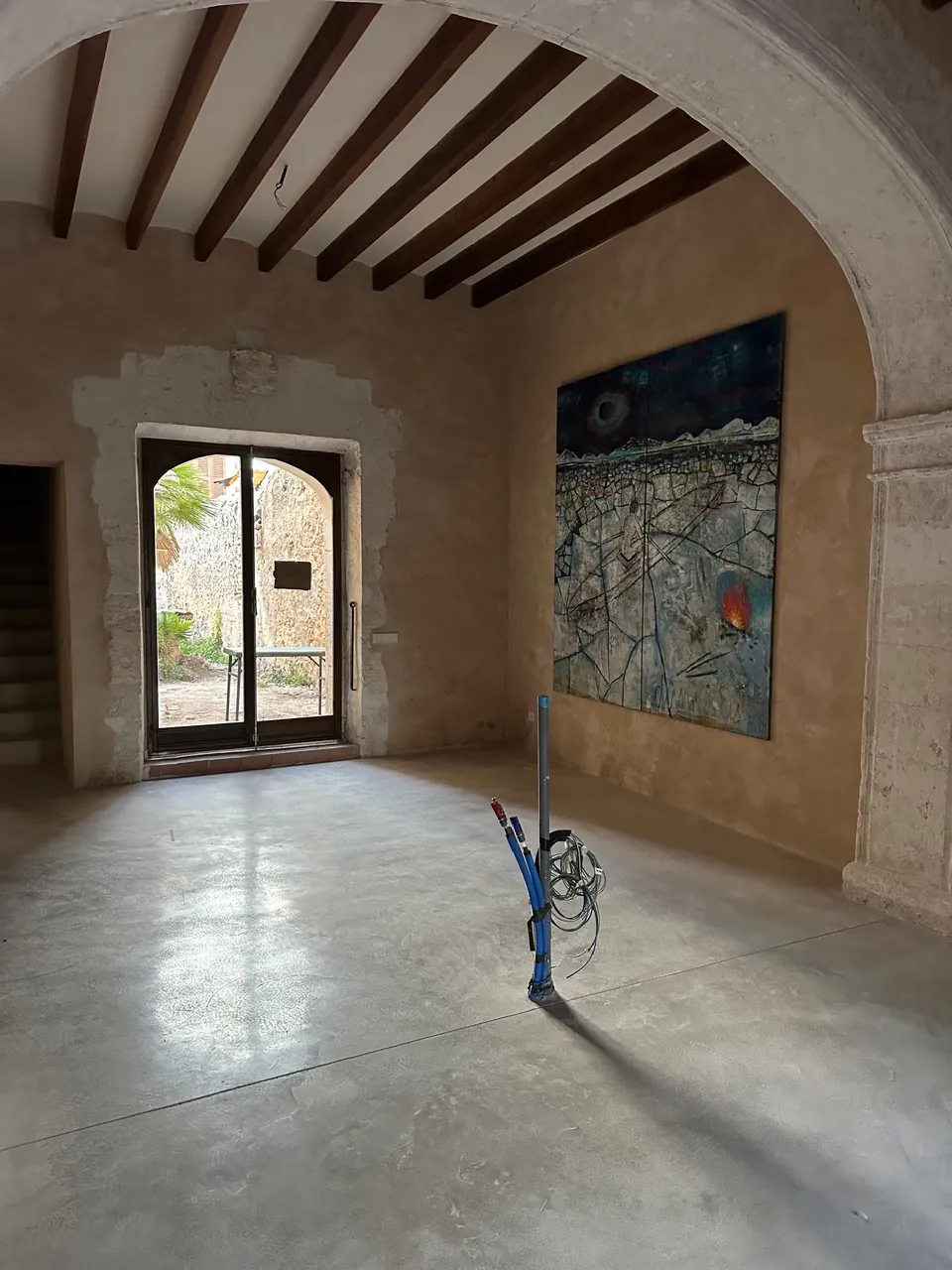 Arco de piedra y vigas — Casa Son Ramis
