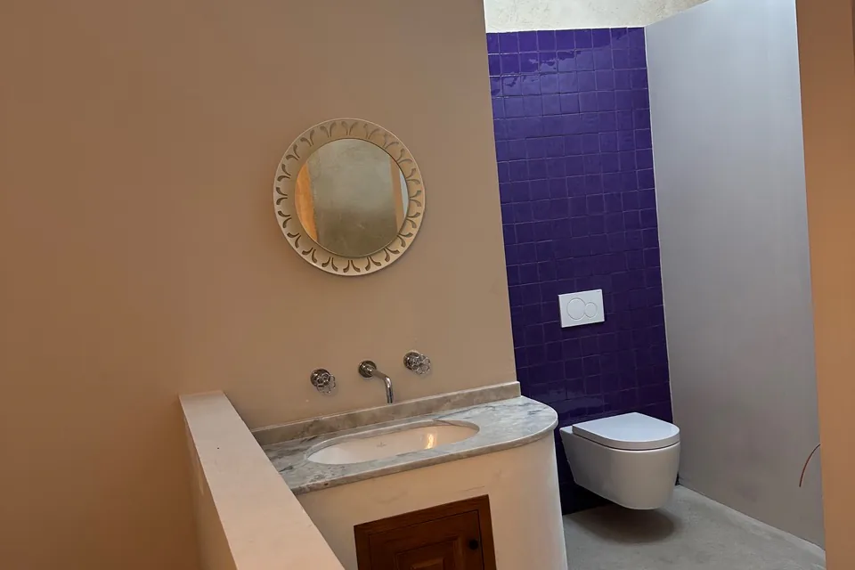 Baño con azulejo morado — Casa Son Ramis