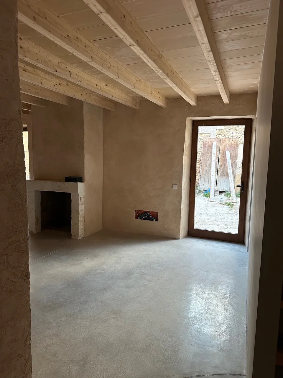 Sala con vigas de madera y chimenea — Casa Son Ramis