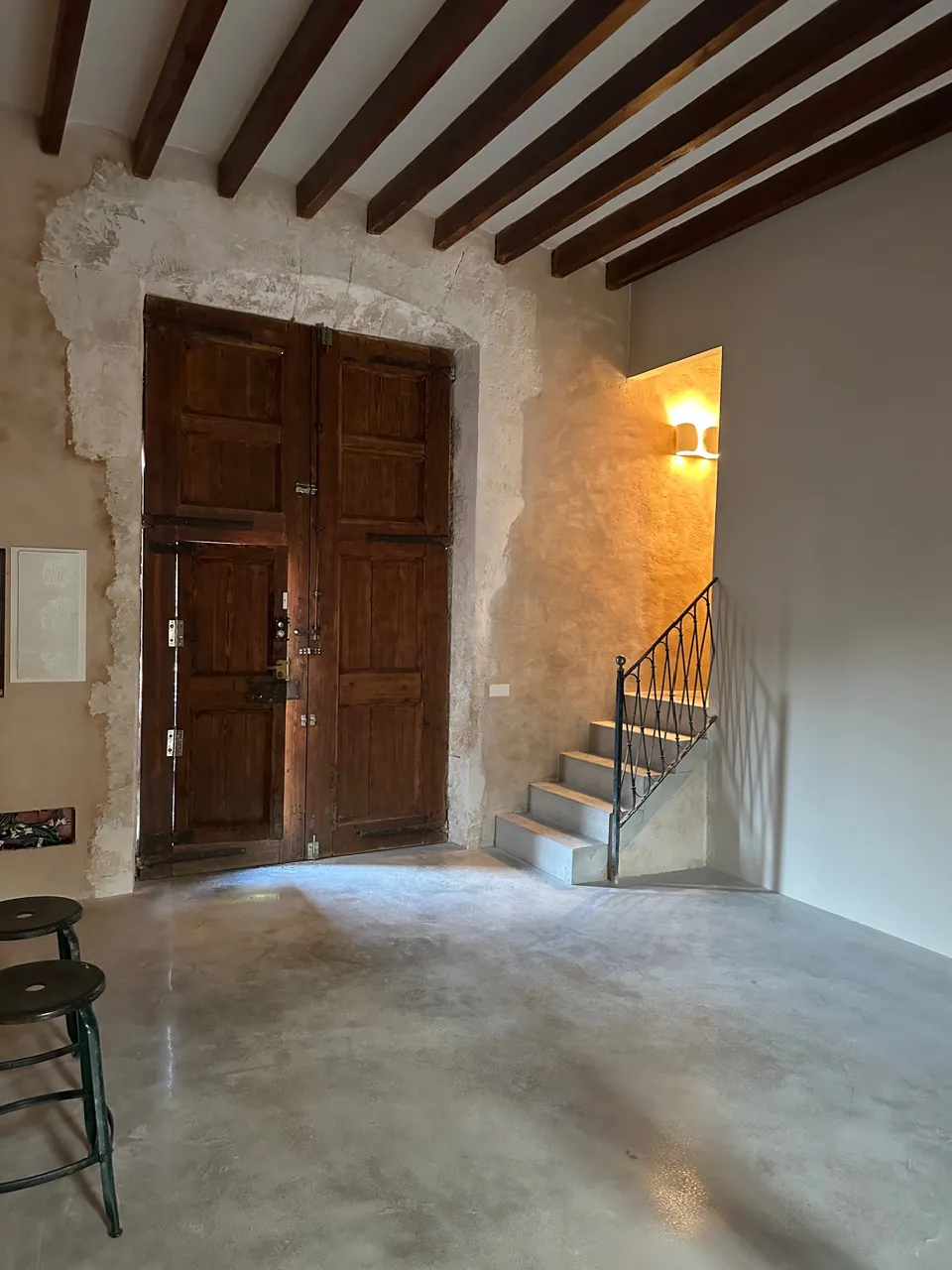 Portón de madera y escalera — Casa Son Ramis