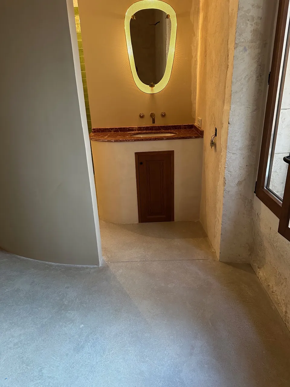 Baño con espejo ovalado retroiluminado — Casa Son Ramis