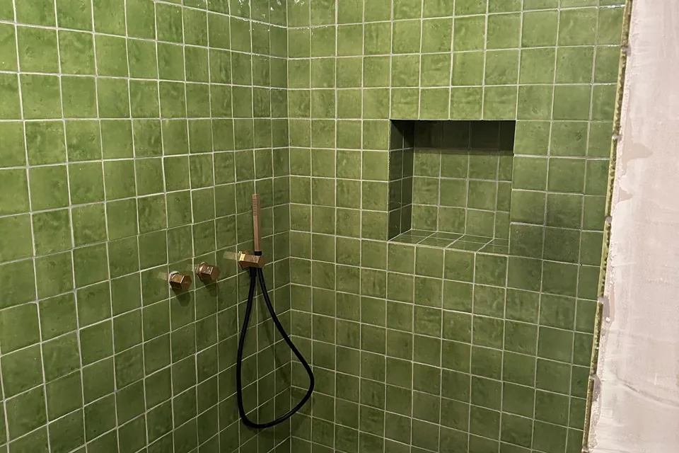 Ducha con azulejo verde — Casa Son Ramis