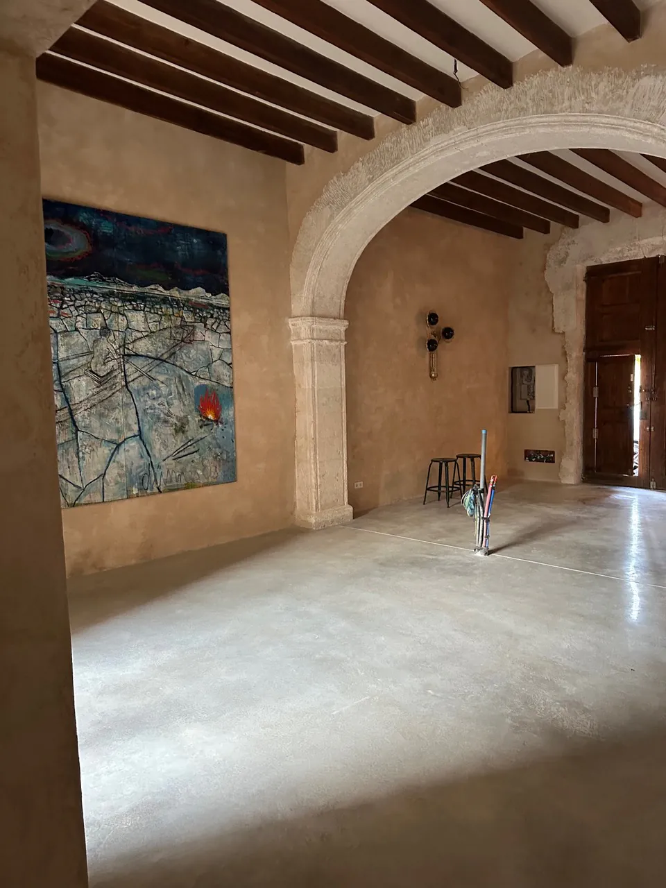 Arco de piedra y vigas de madera — Casa Son Ramis