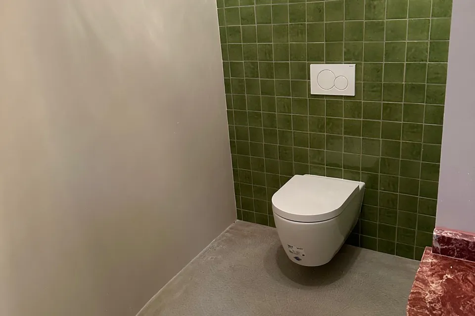 Aseo con azulejo verde — Casa Son Ramis